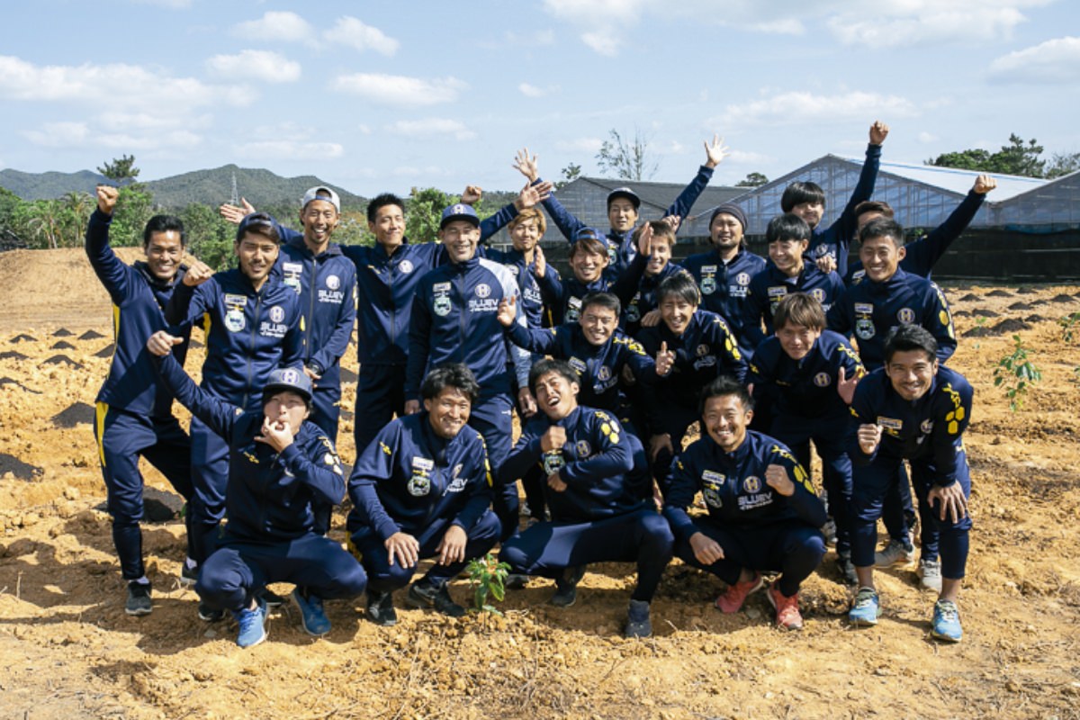 コーヒー栽培に関わる沖縄SVの選手たちも笑顔が溢れる