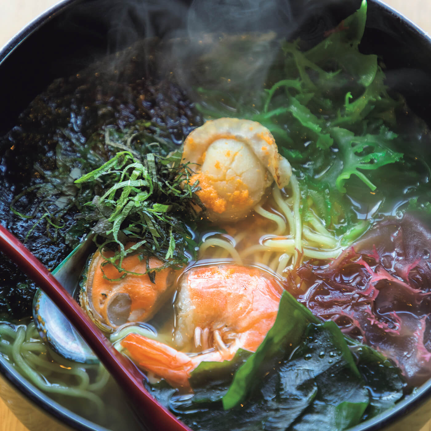 イチゴ煮を思わせる、磯の風味が魅力の〈小舟渡〉の磯ラーメン