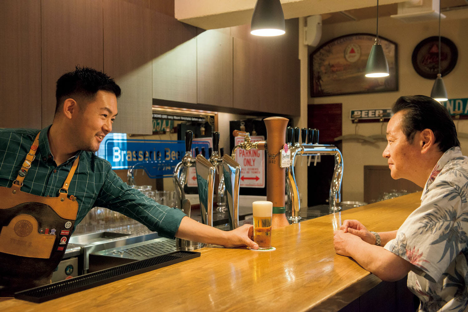 佐藤裕介〈Brasserie Beer Blvd.〉のビールを松尾光平〈BIER REISE '98〉に提供
