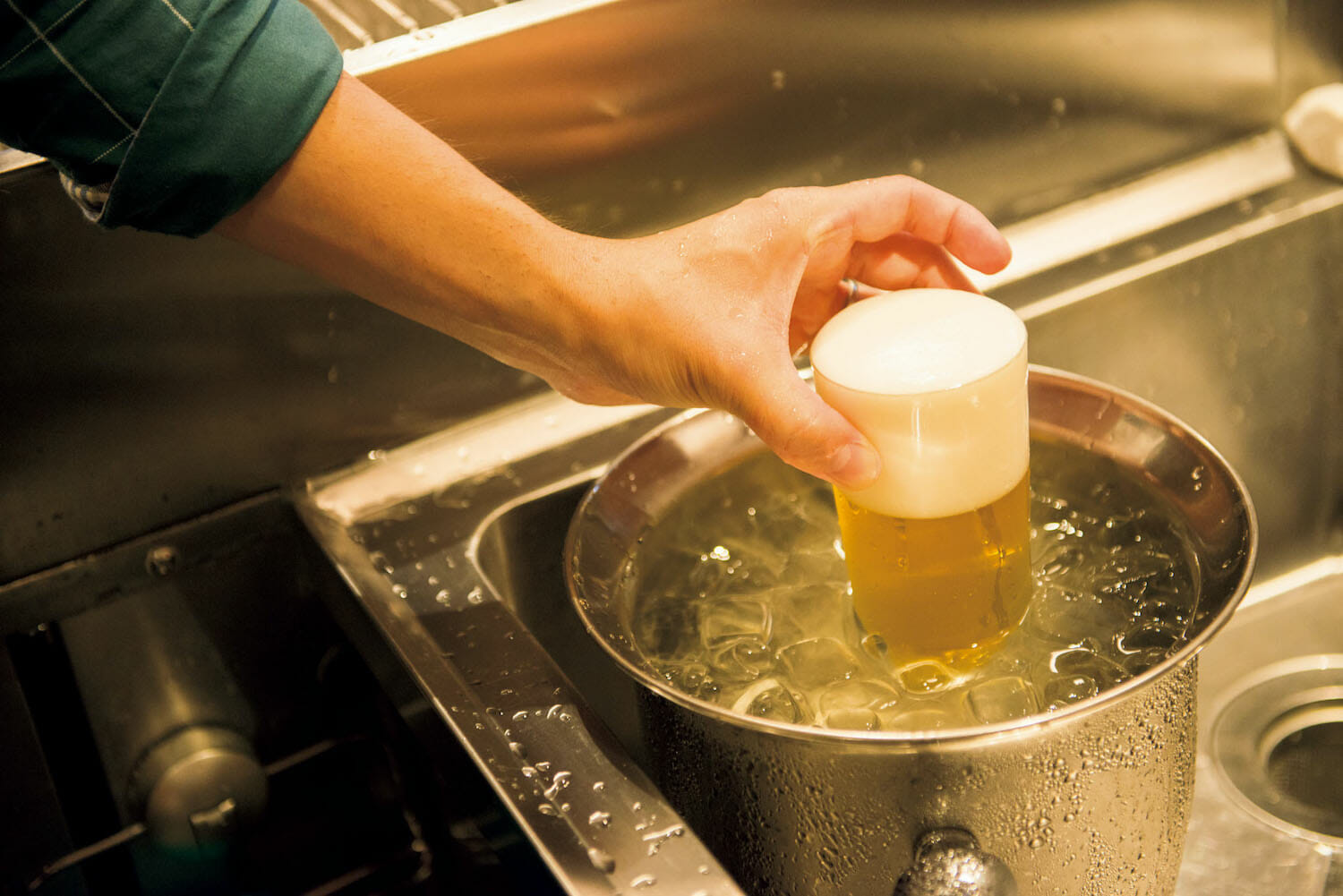 佐藤裕介〈Brasserie Beer Blvd.〉　　ビールを氷水に入れる