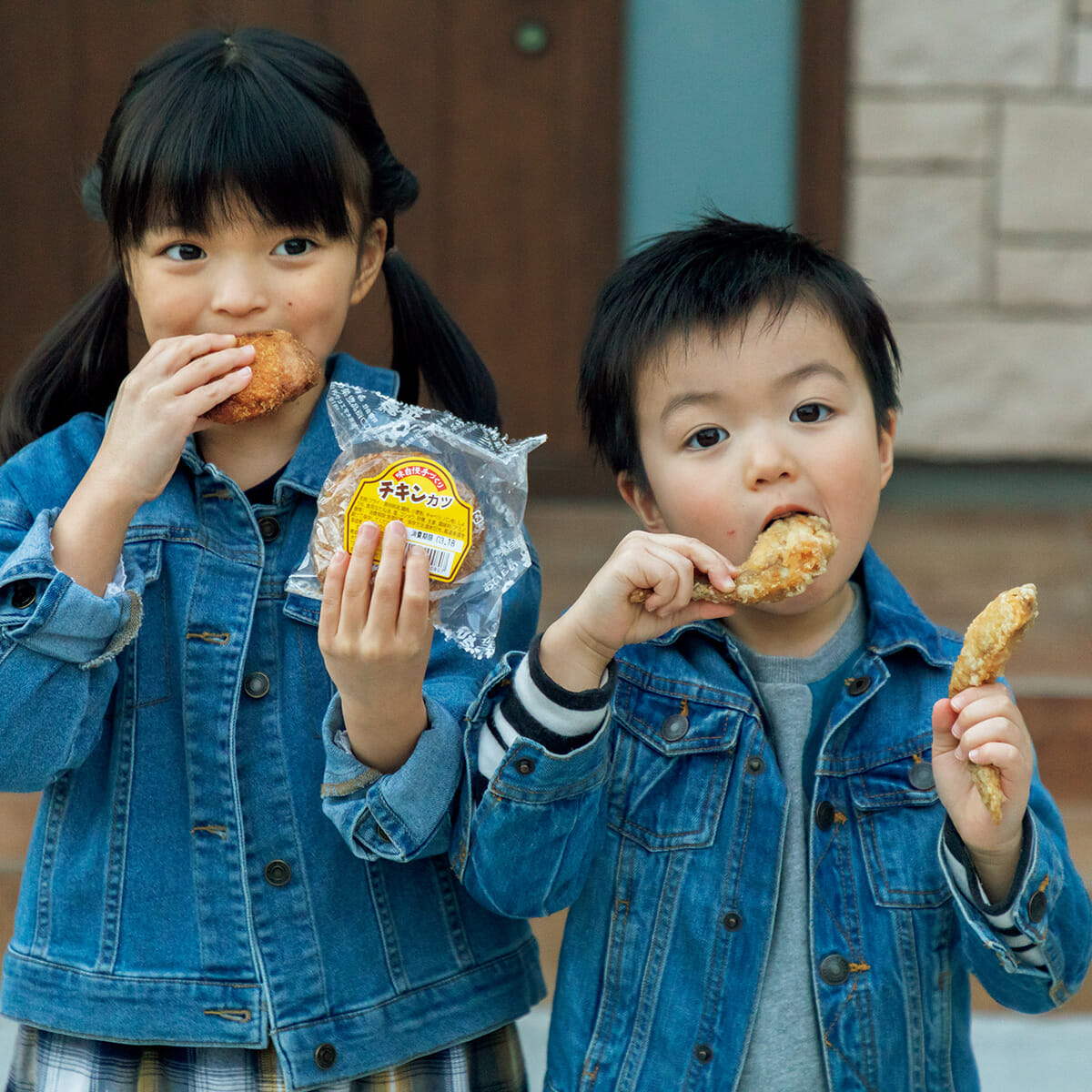 八戸を代表するＢ級グルメを食べる子供