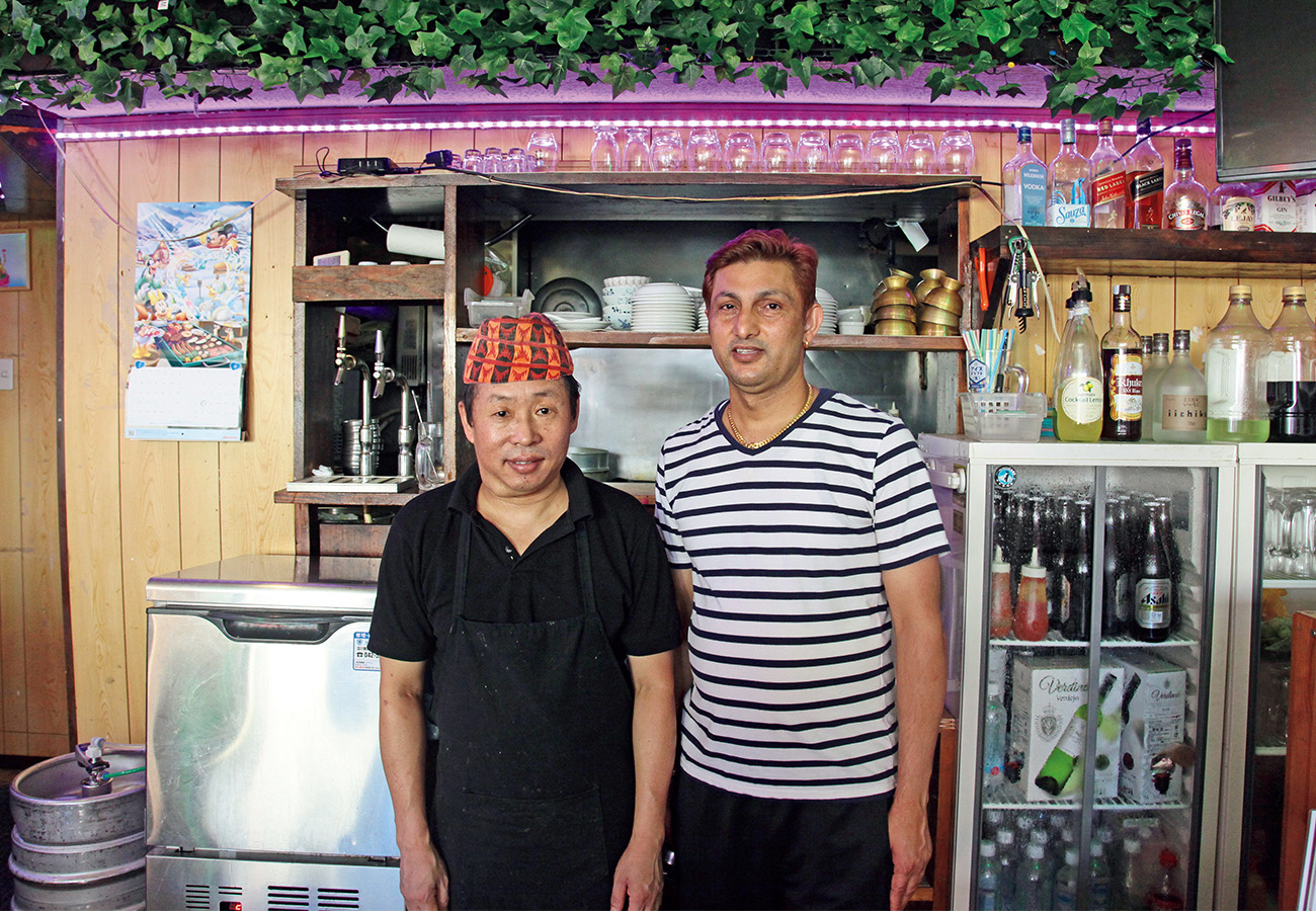 スタングタカリ：シェフのラーイさんと店長のルドゥラさん
