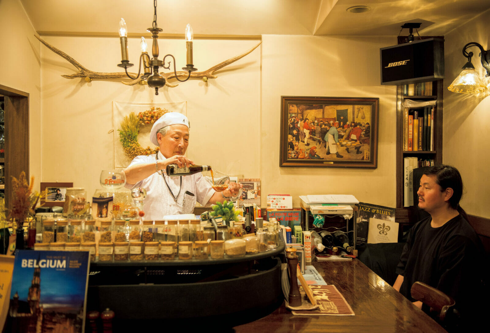 ビールを注ぐ山田正春
