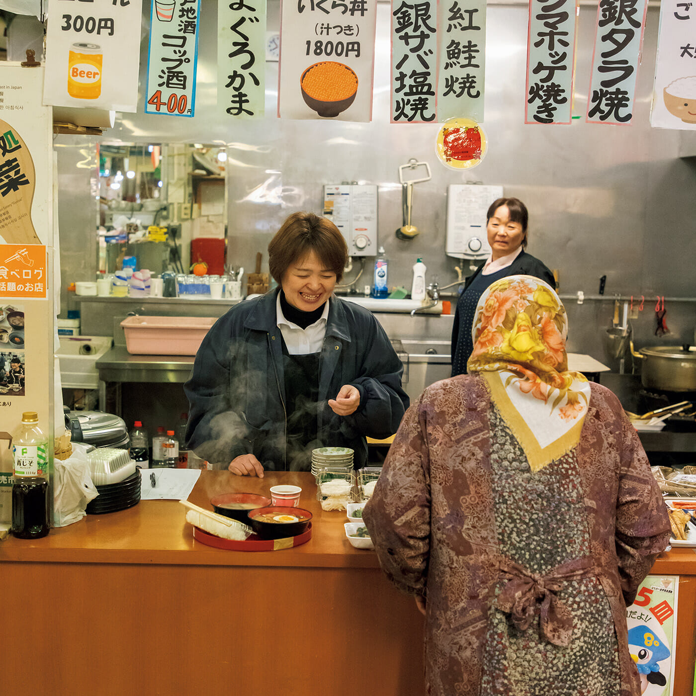 〈八戸市営魚菜小売市場〉内にある〈朝めし処 魚菜〉