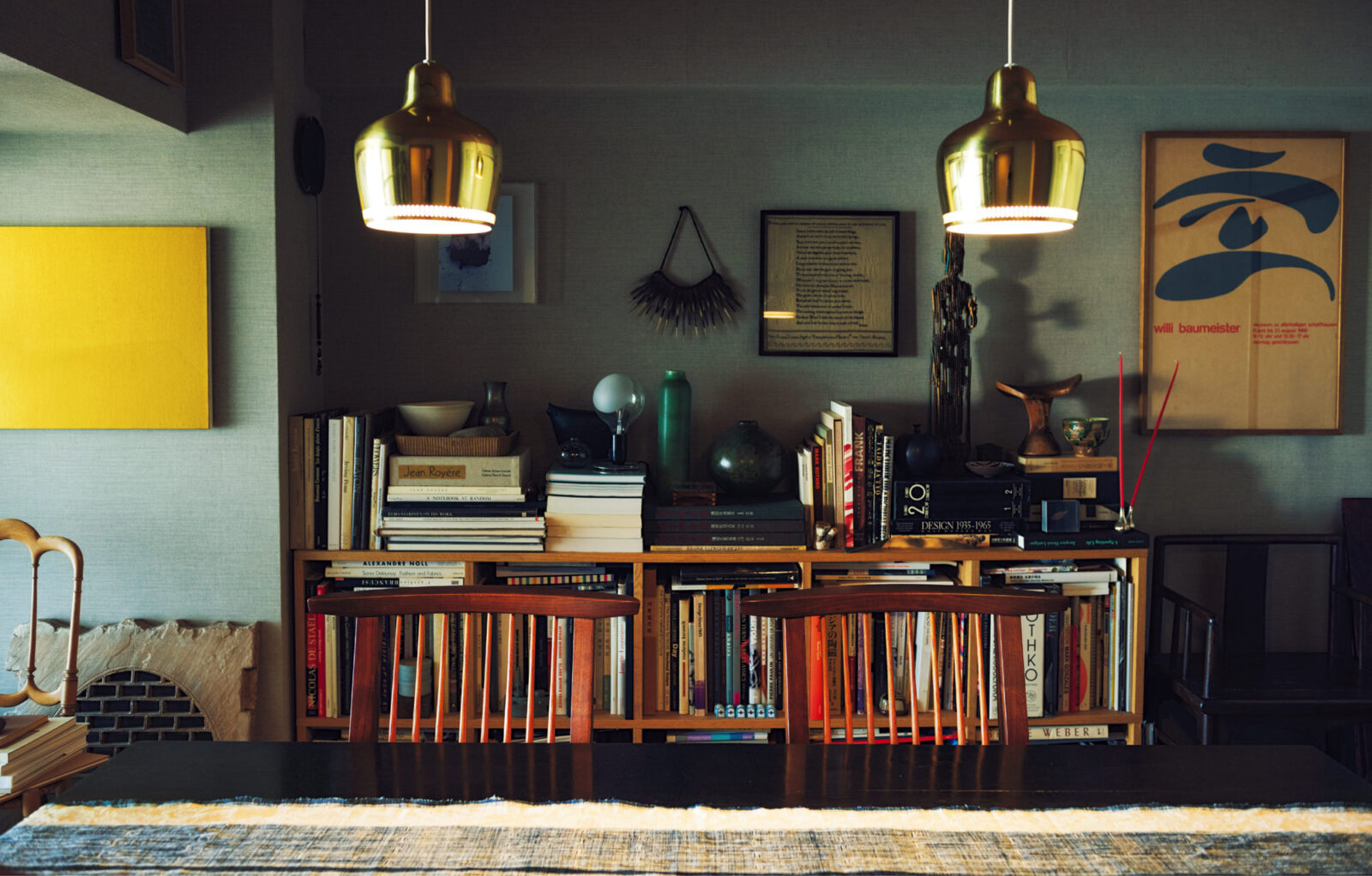現代アートや骨董が本と共に置かれまるで書斎のようなダイニング