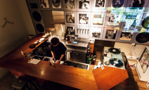 〈Hachi Record Shop＆Bar〉店内