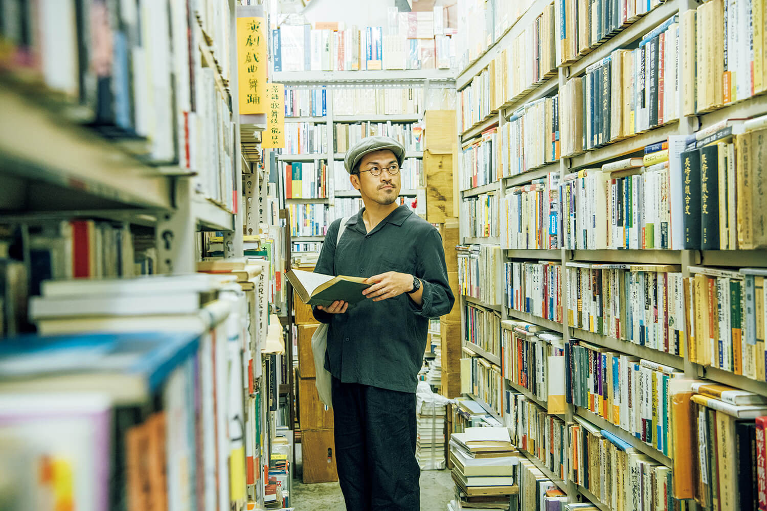 下北沢〈古書ほん吉〉店内 作家の滝口さん.