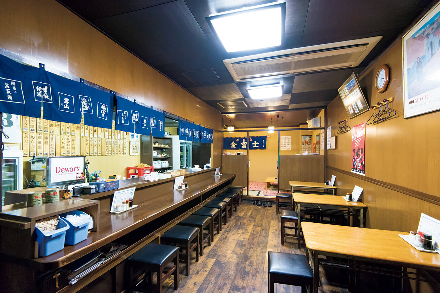 すすきの〈やき鳥 金富士酒場〉店内