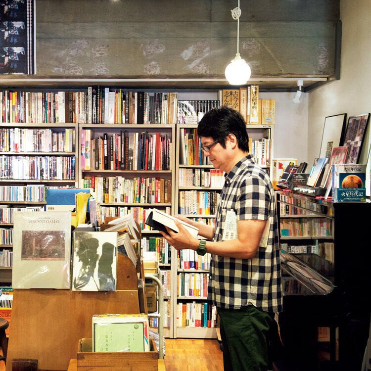 作家 穂村弘が谷根千の本屋をパトロール 東大近くの 本の街 には徒歩圏内に書店が点在 ポップカルチャーの総合誌 ブルータス Brutus Jp