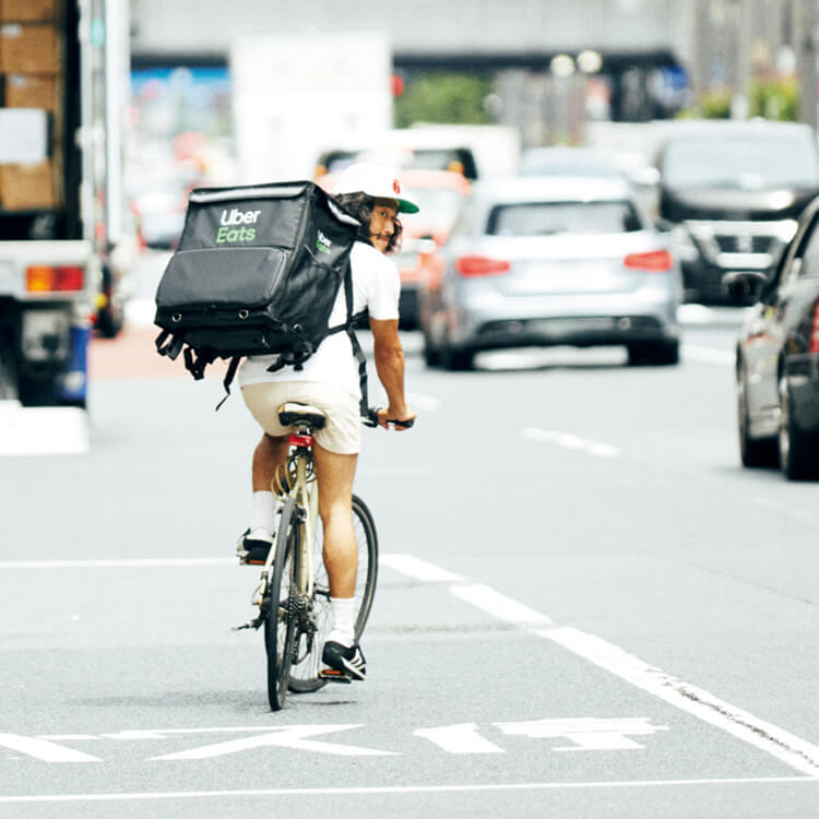 Uber Eatsを体験する編集部ライターの松村