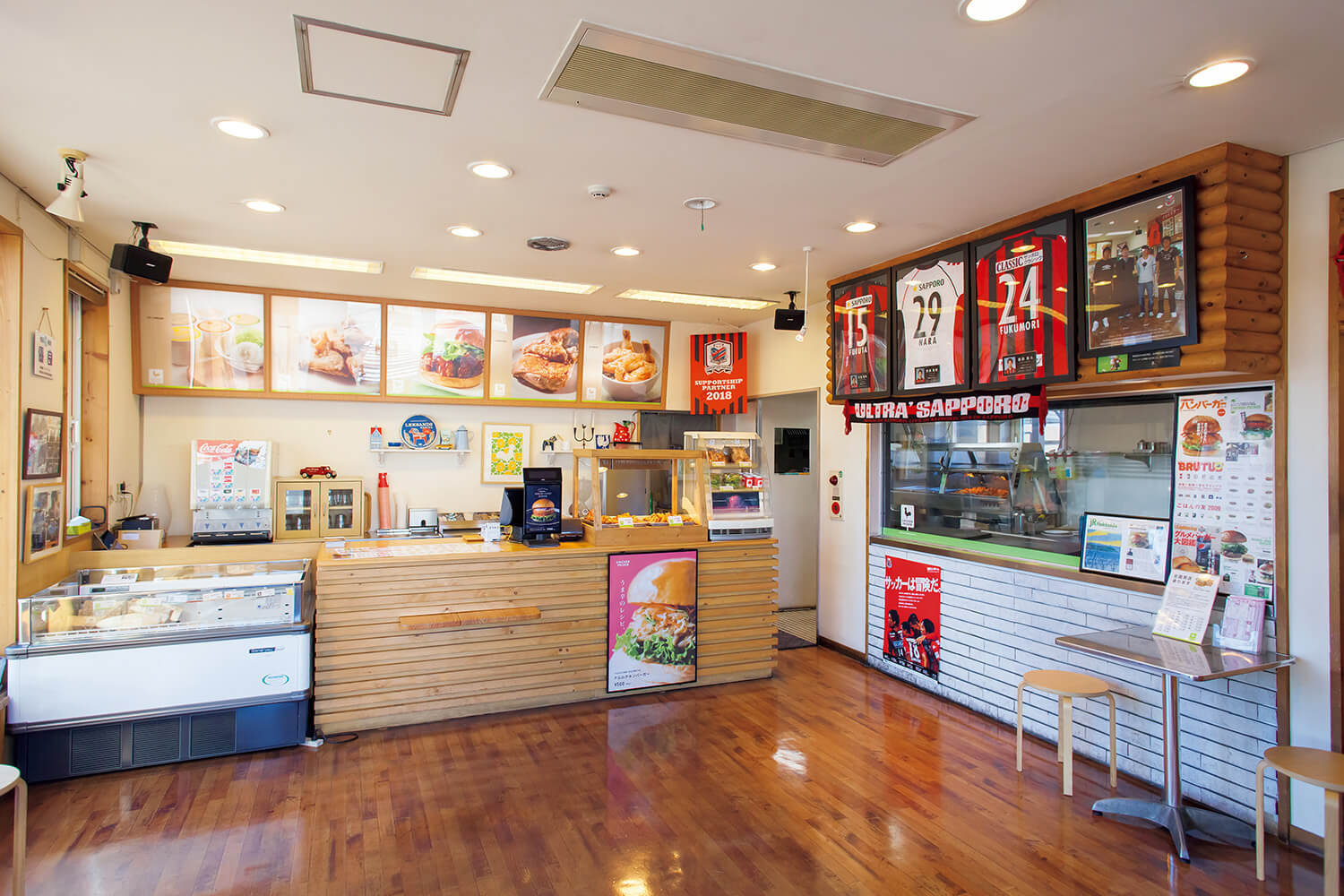 厚別中央〈チキンペッカー〉店内