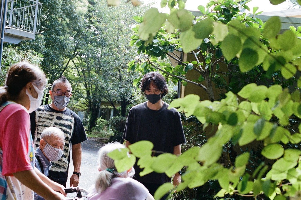 〈エルメス〉のドキュメンタリーフィルム『HUMAN ODYSSEY』。児島県鹿児島市 しょうぶ学園へ俳優・池松壮亮が訪れた