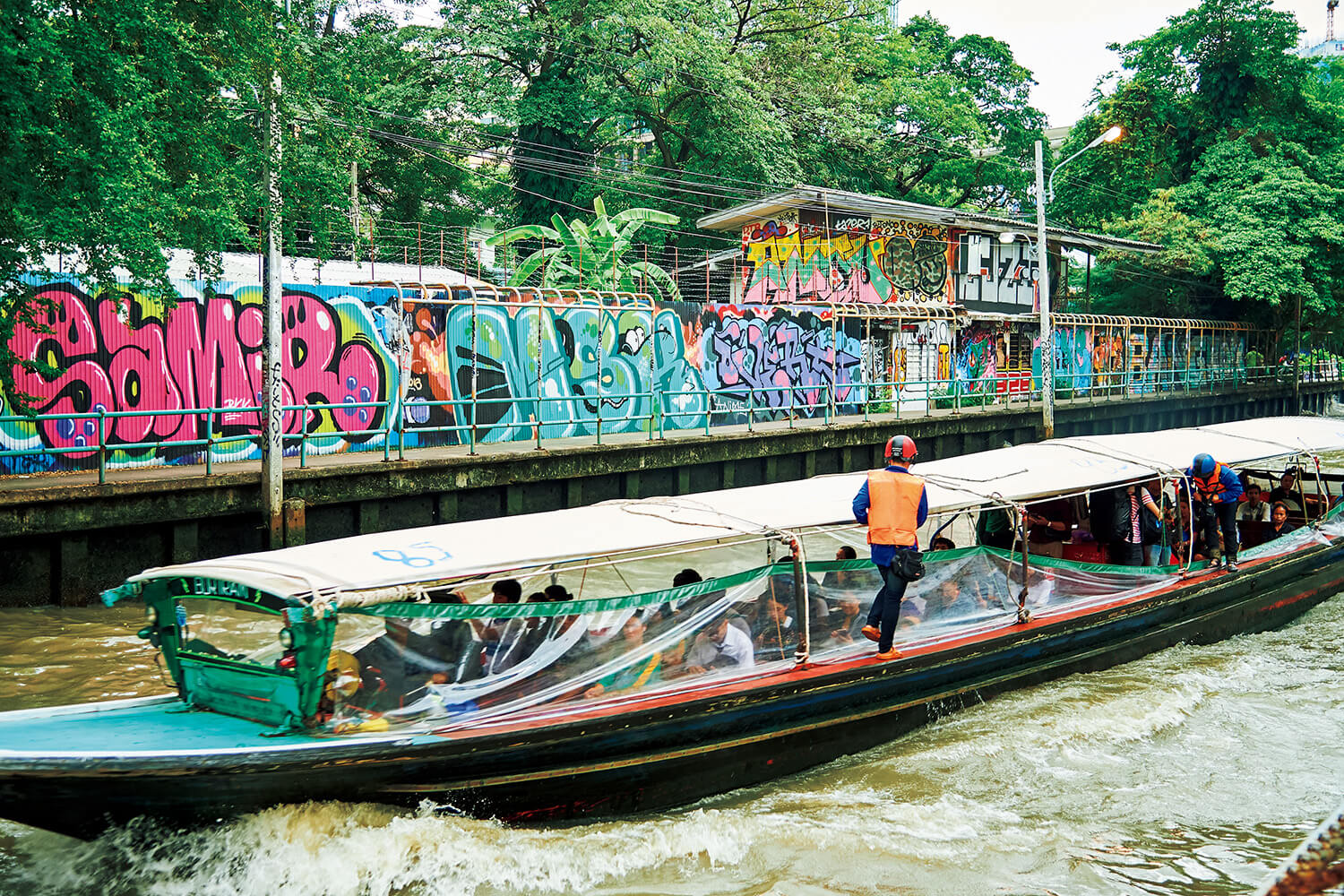 バンコク 川沿いの歩道 巨大なキャンバス