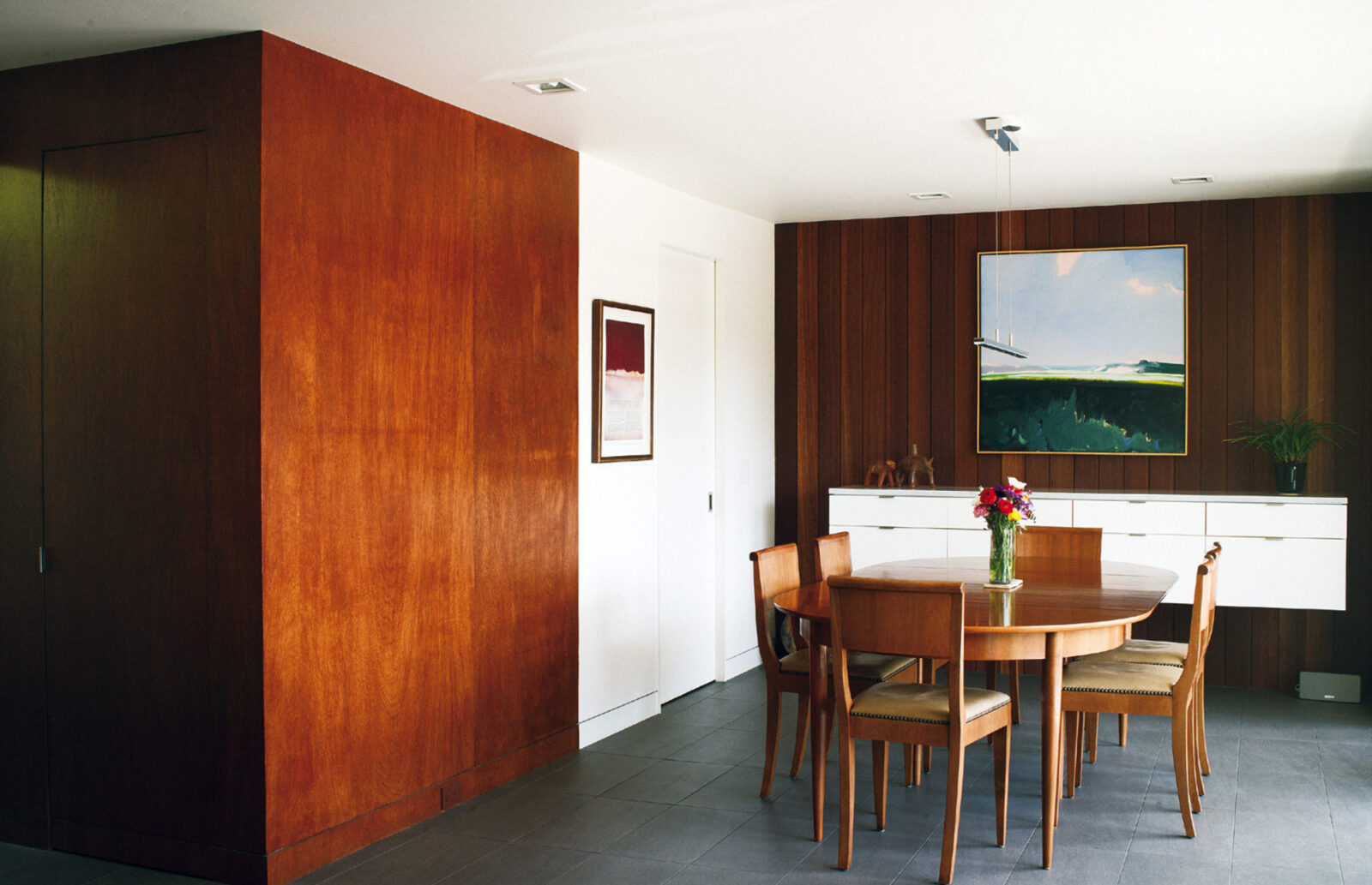 四角い部屋に､丸みを帯びた家具を置く、壁は「KAYU-BATU」というインドネシアの木材