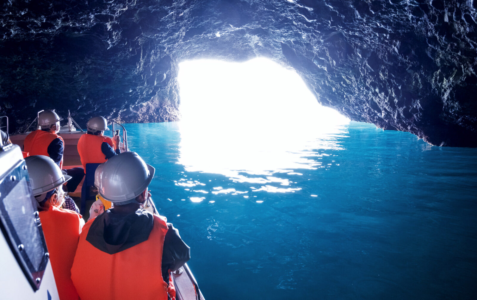 波の浸食で生まれた天然の洞窟「海蝕洞」。