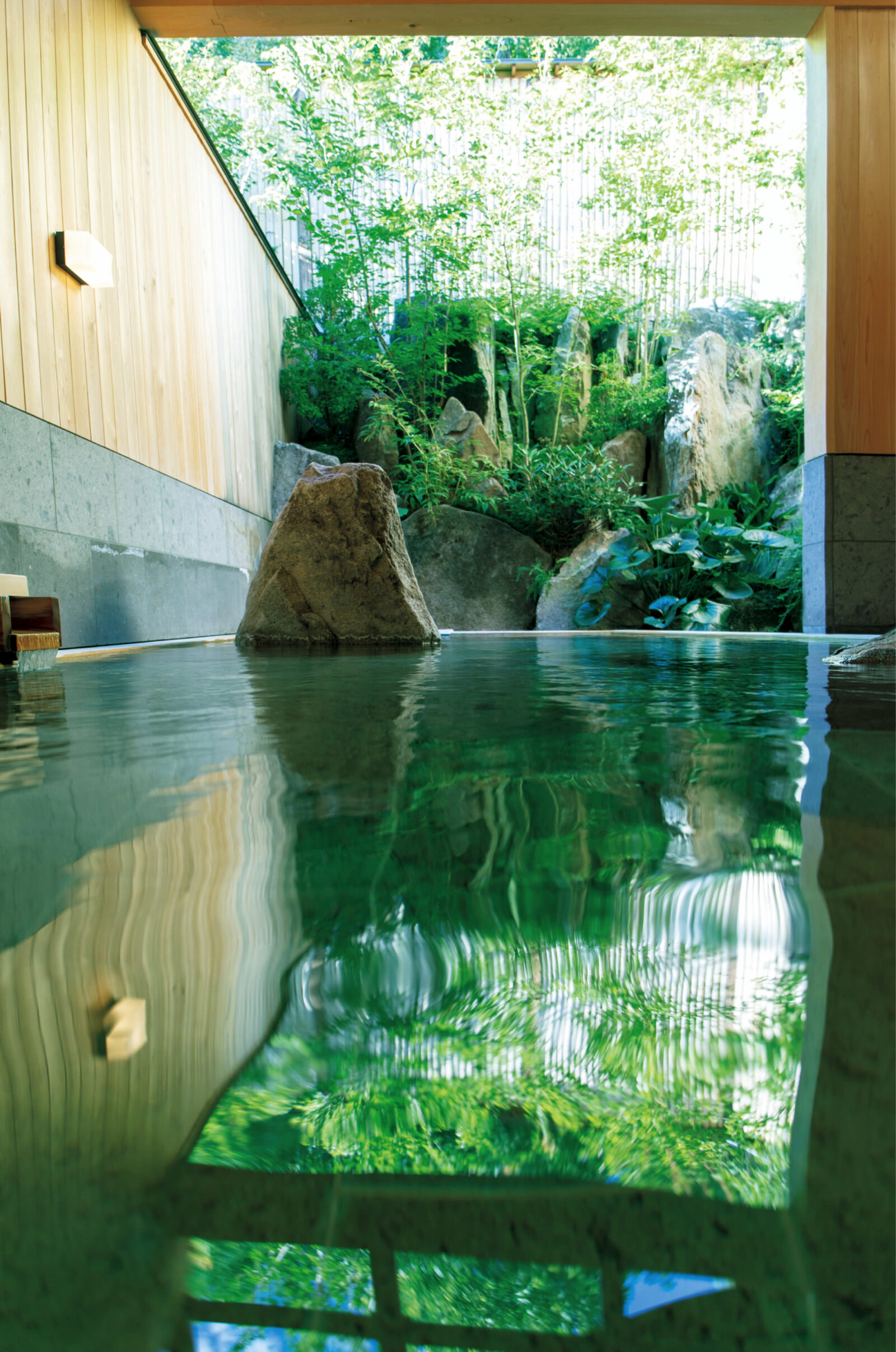 〈金宇館〉のヒノキ造りの露天風呂