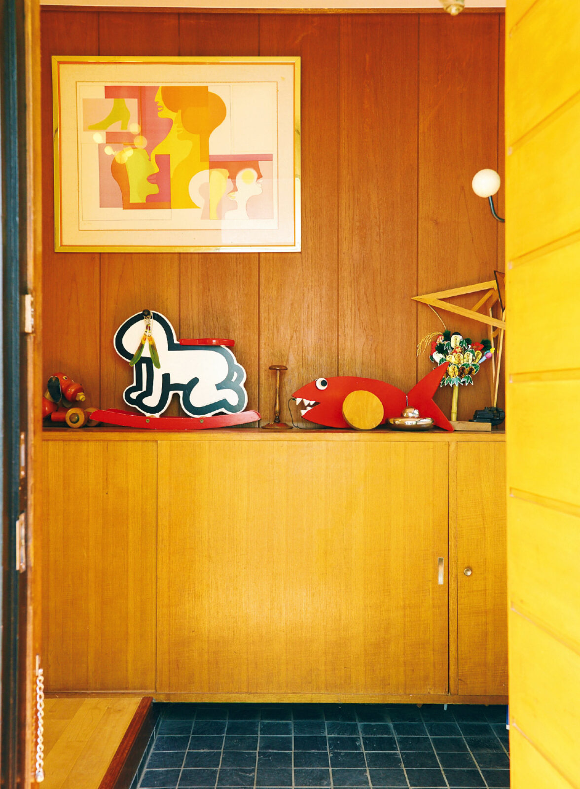 キース・ヘリングのロッキングチェアや玩具が飾られた玄関