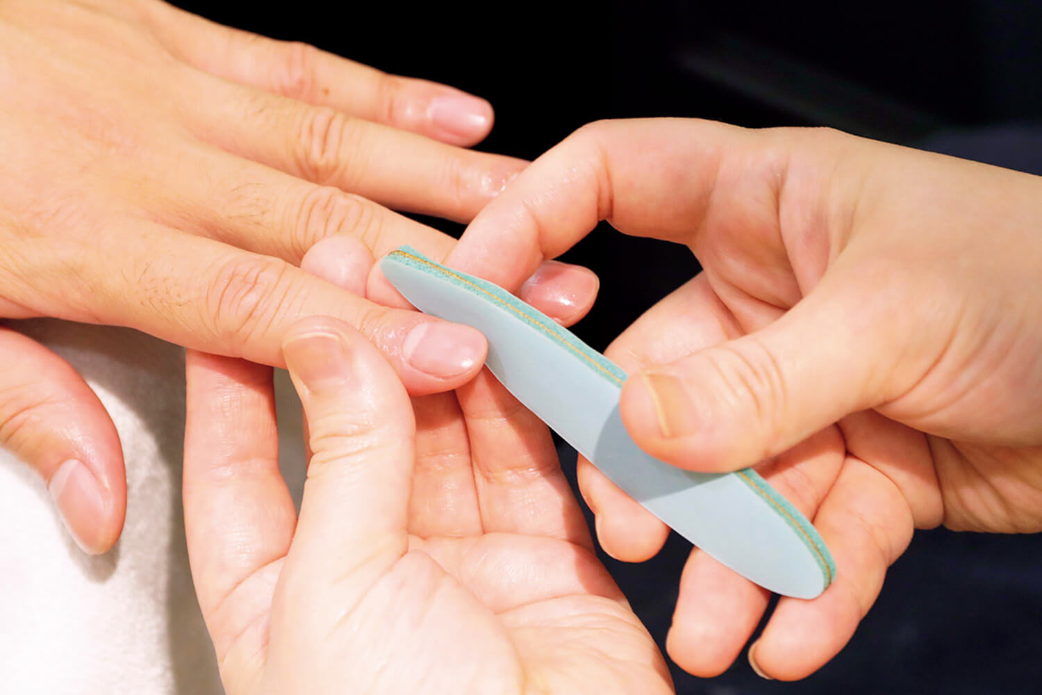 ネイルケア 手順6 るネイルペーパーを使い爪の表面を適度に磨く作業
