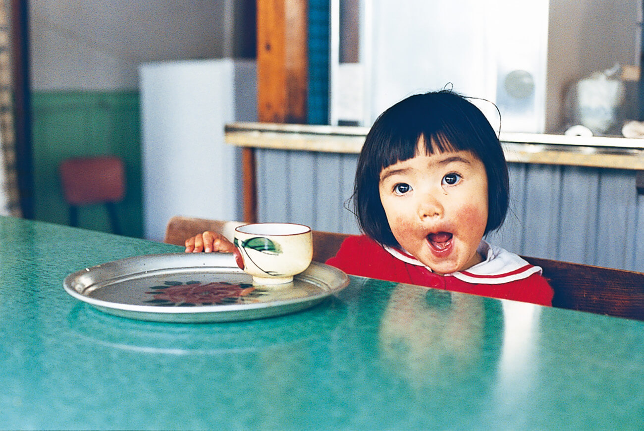 写真家 川島小鳥「作り込まない写真」子供 食事