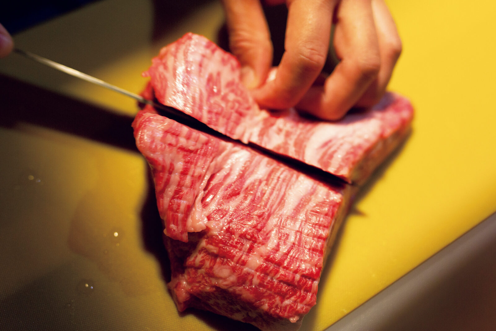 京洛焼肉 ぽめ（長堀橋）のタンカット撮影風景