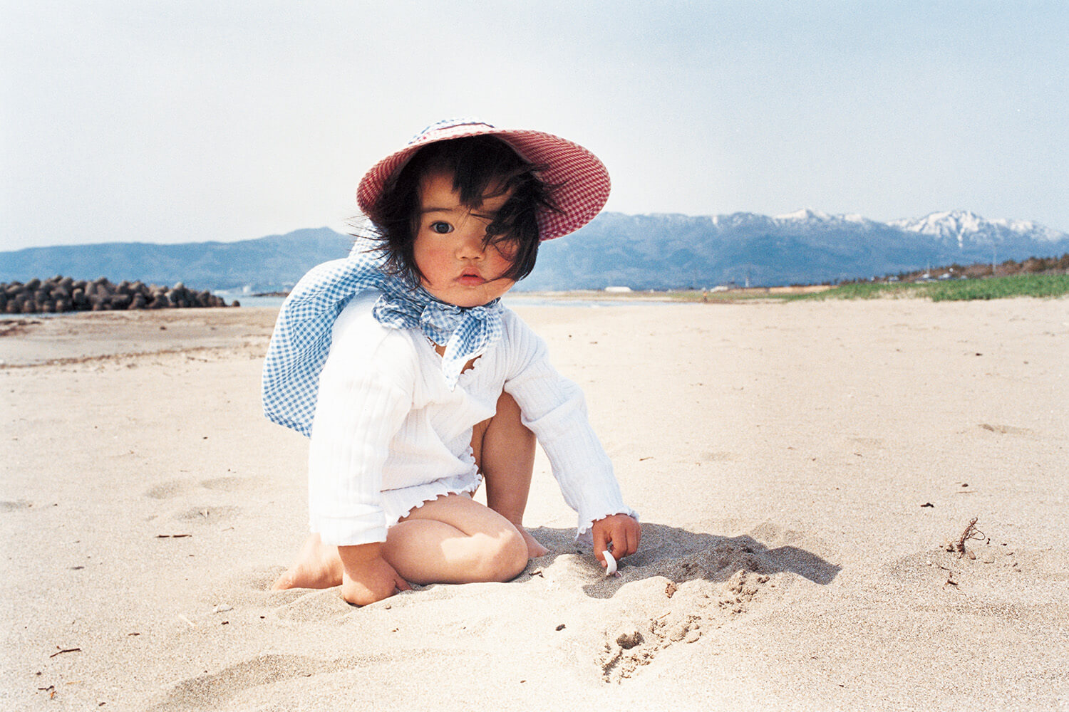 写真家 川島小鳥「作り込まない写真」子供 砂浜