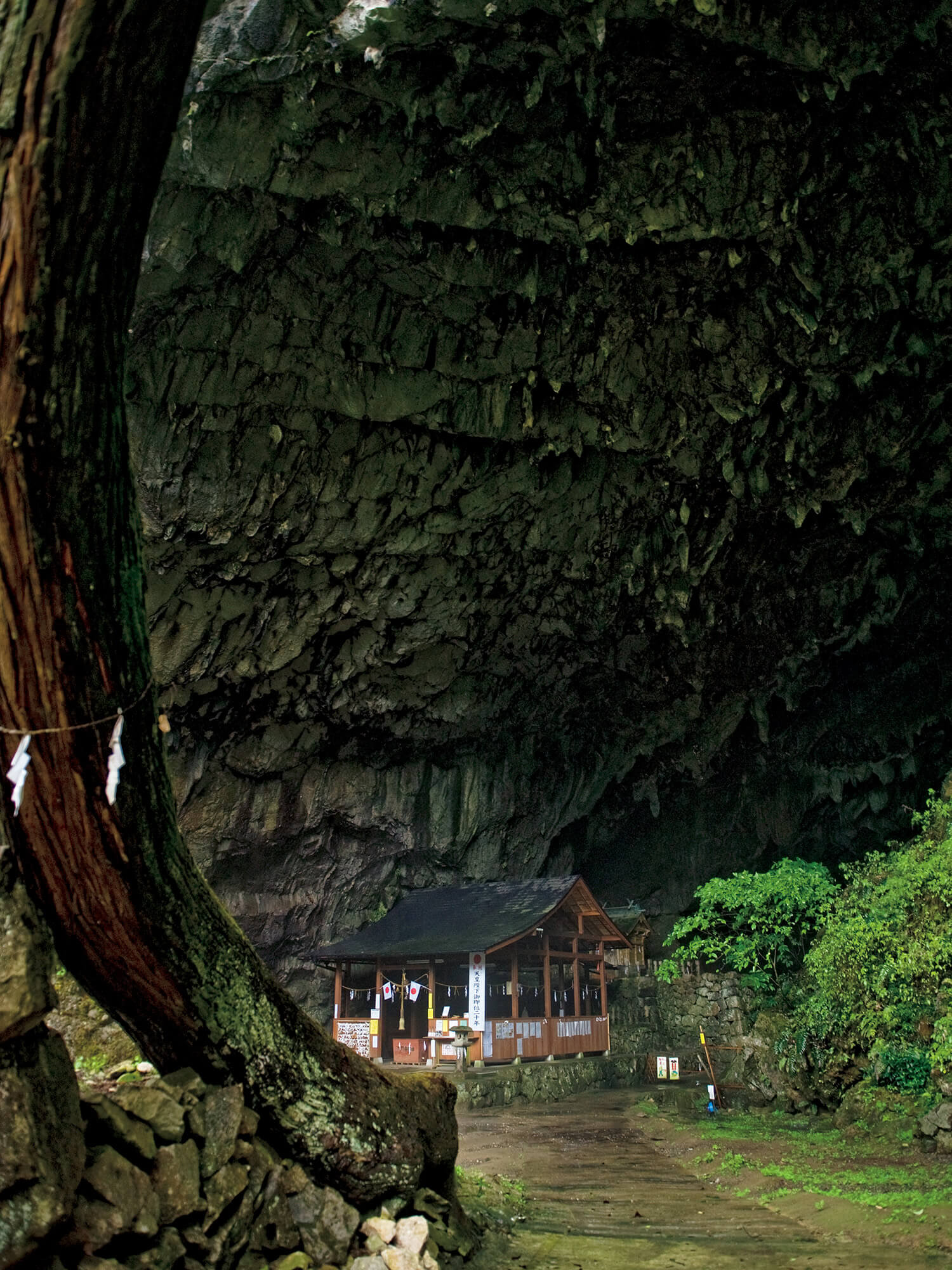 神瀬洞窟の洞口にある熊野座神社