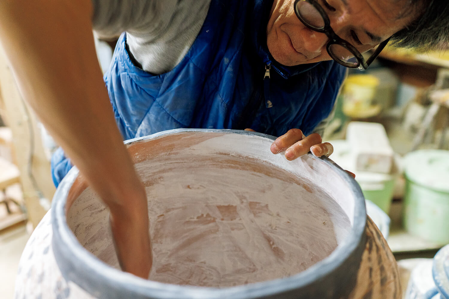 作品に釉薬を塗る陶芸家のキム・ホノ