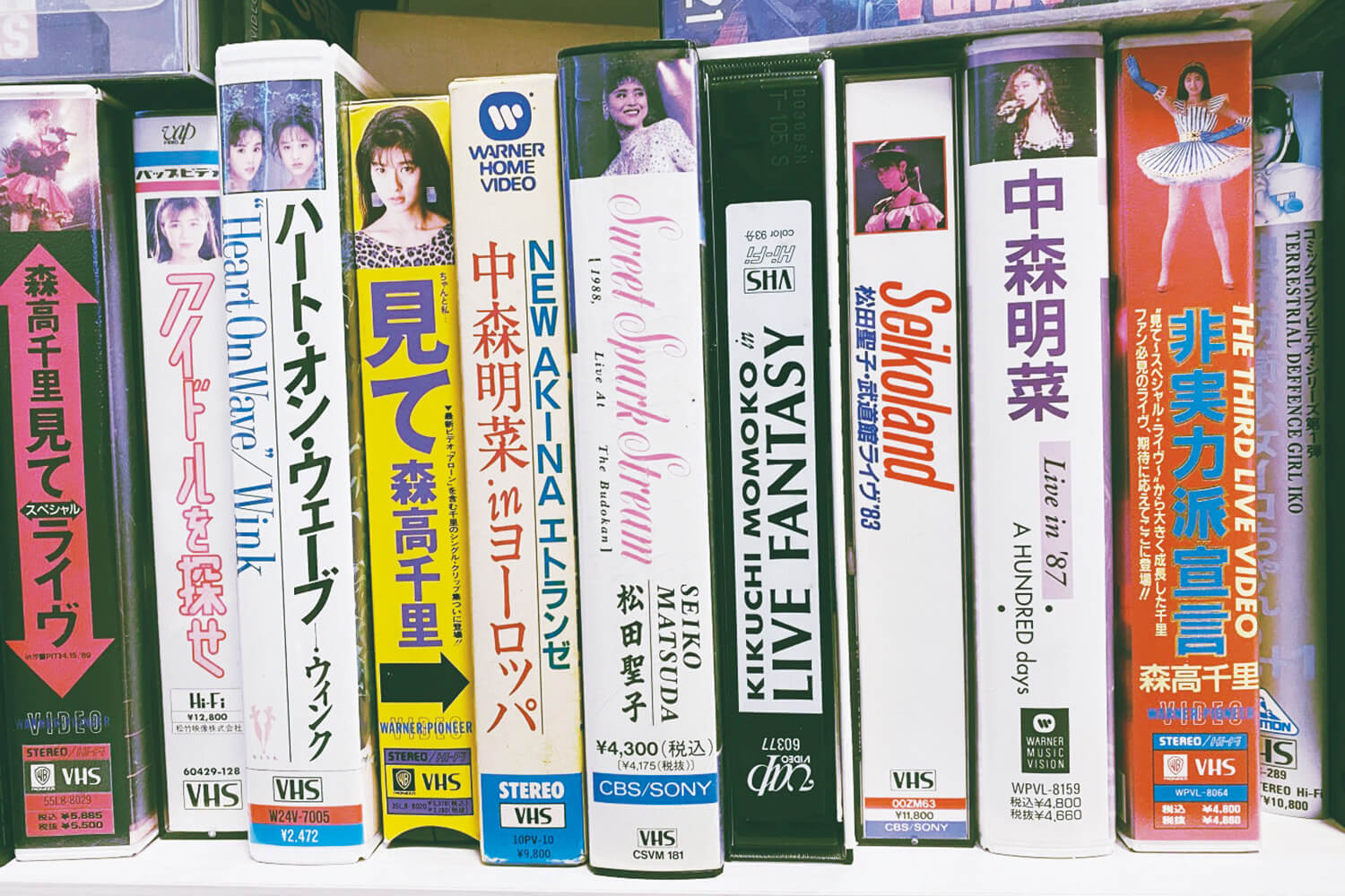 ナイト・テンポの秘密基地内にあるレアなVHS
