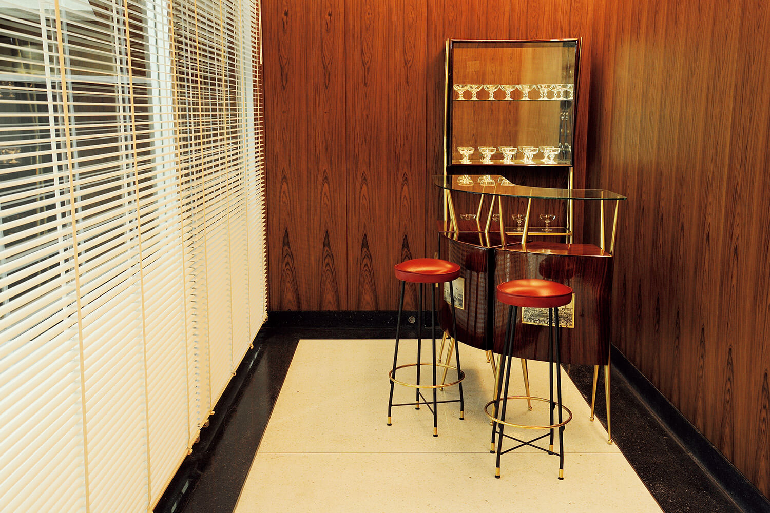 家具ありきで店を作った〈トム ブラウン〉の東京・青山店 | ブルータス 