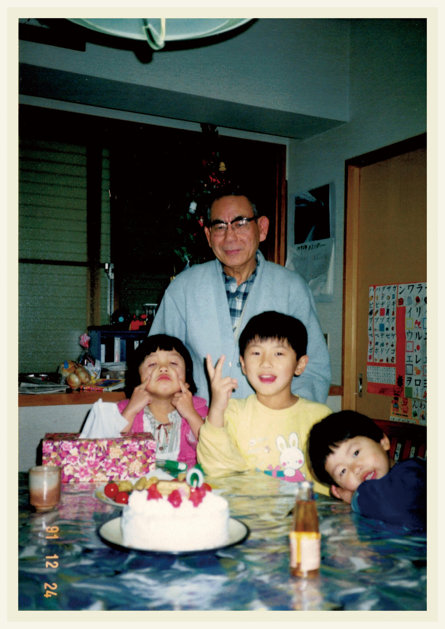 社会学者・古市憲寿が、6歳のクリスマスイブに祖父と妹と写った写真