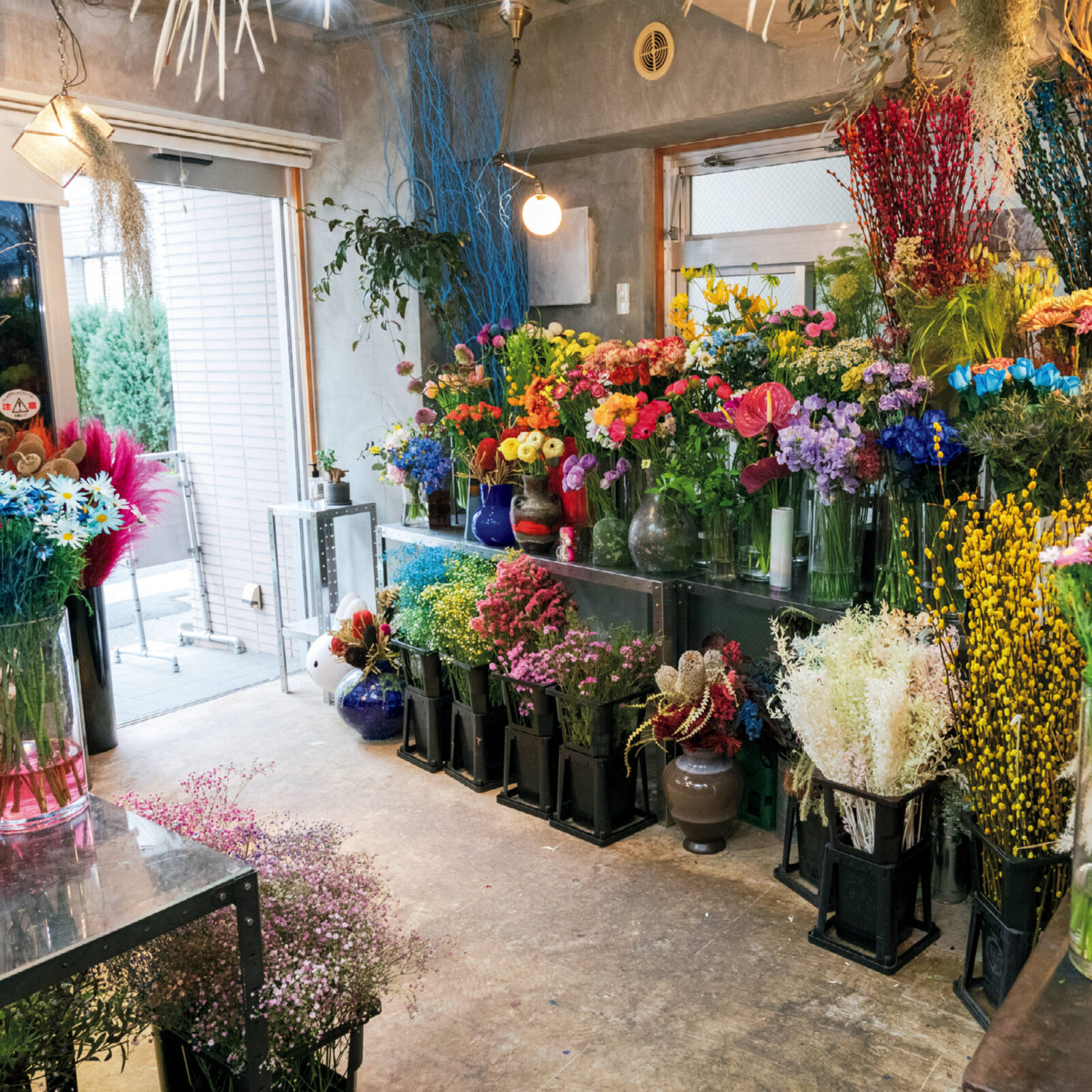 祐天寺〈Camille〉の店内。季節問わず、鮮やかな色を纏った染め花が並ぶ。