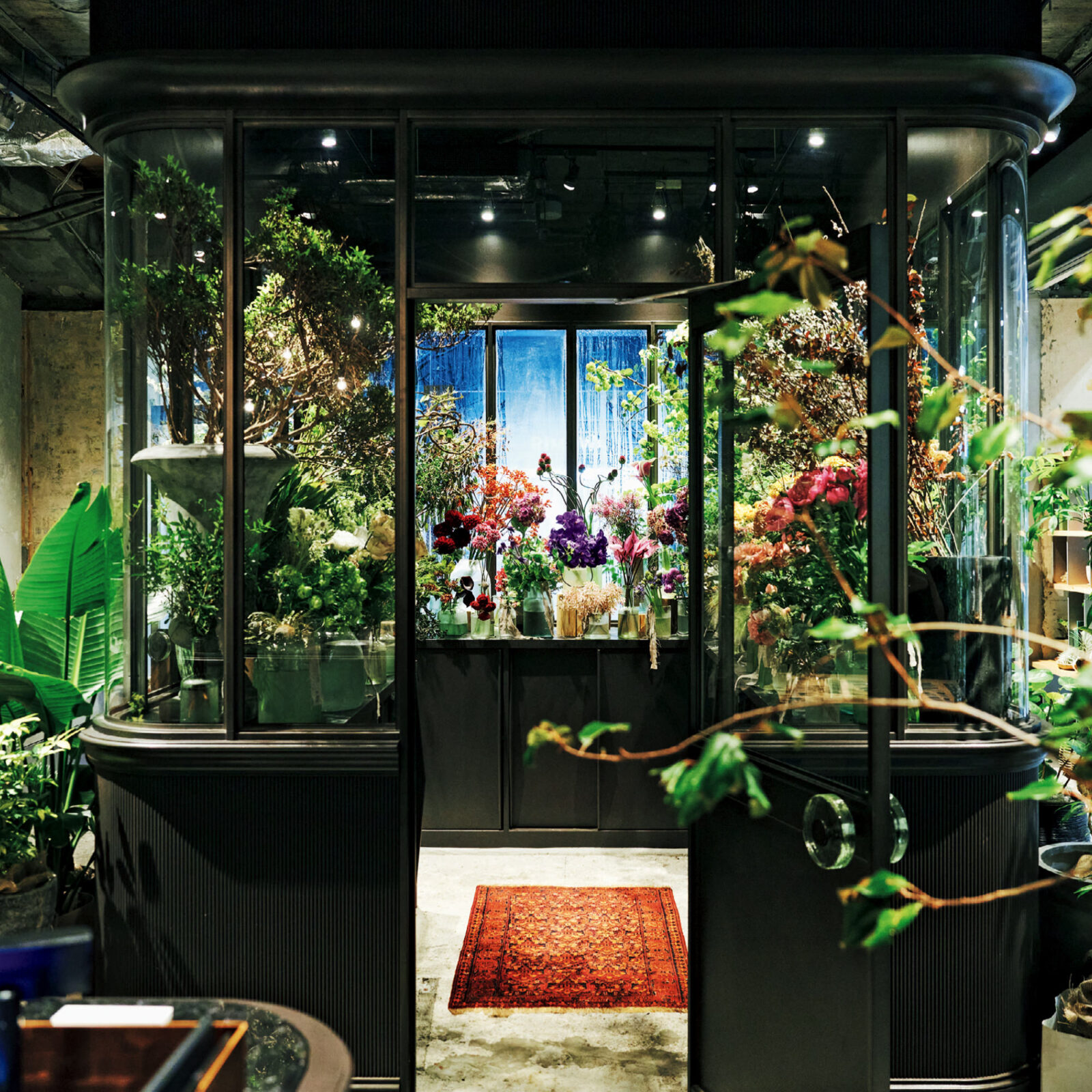 中央に生花コーナーがある〈bois de gui〉丸の内店。