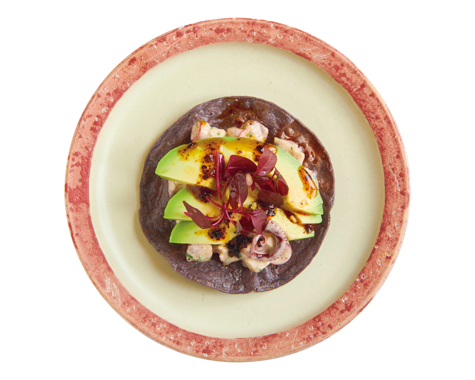 三軒茶屋〈Los Tacos Azules〉タコのトスターダに、自家製の黒アリオリとメキシコ産燻製唐辛子を使った辣油をかけて