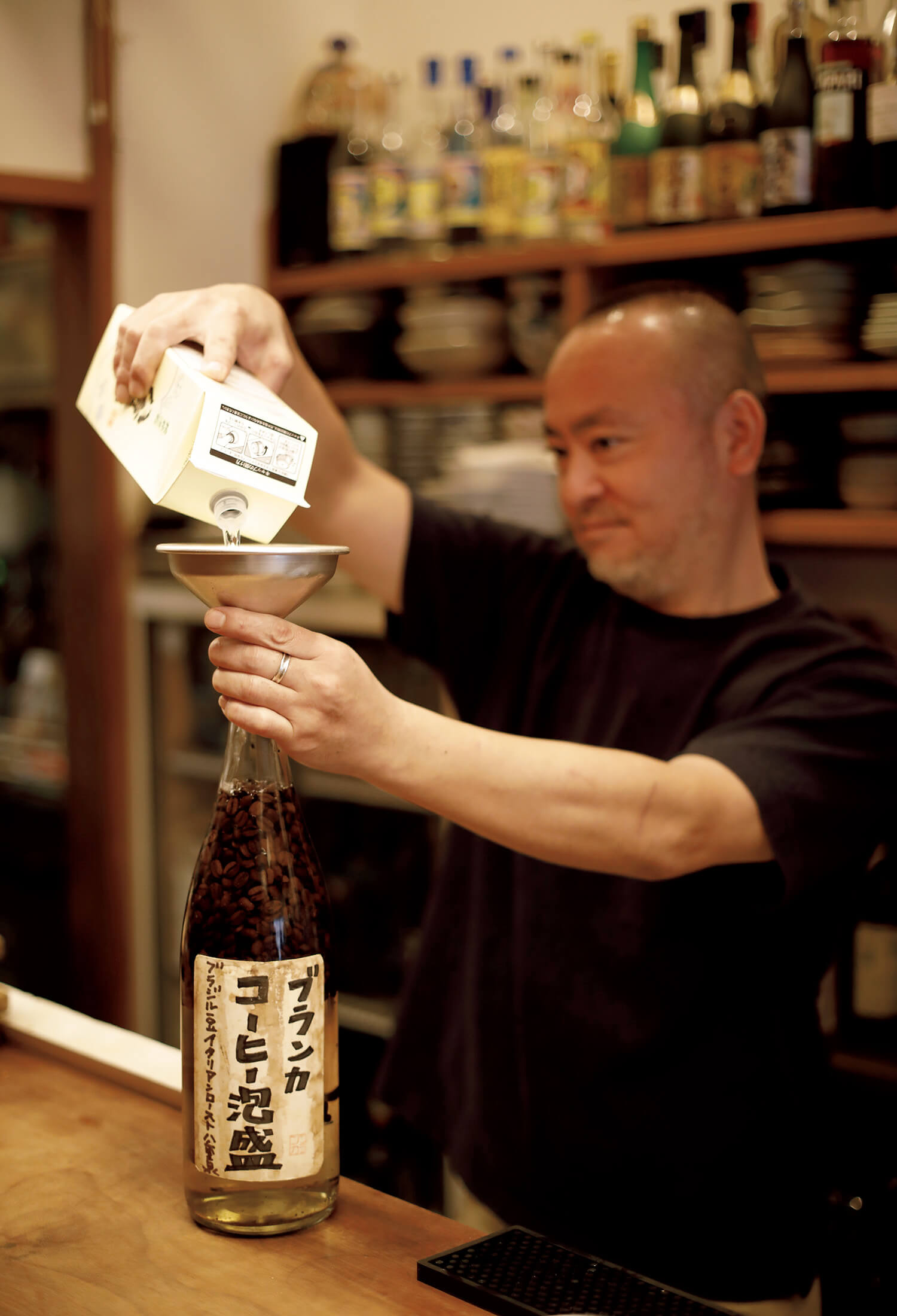 君はもう「コーヒー泡盛」を飲んだか。そのおいしさの秘密はどこに？ | ブルータス| BRUTUS.jp