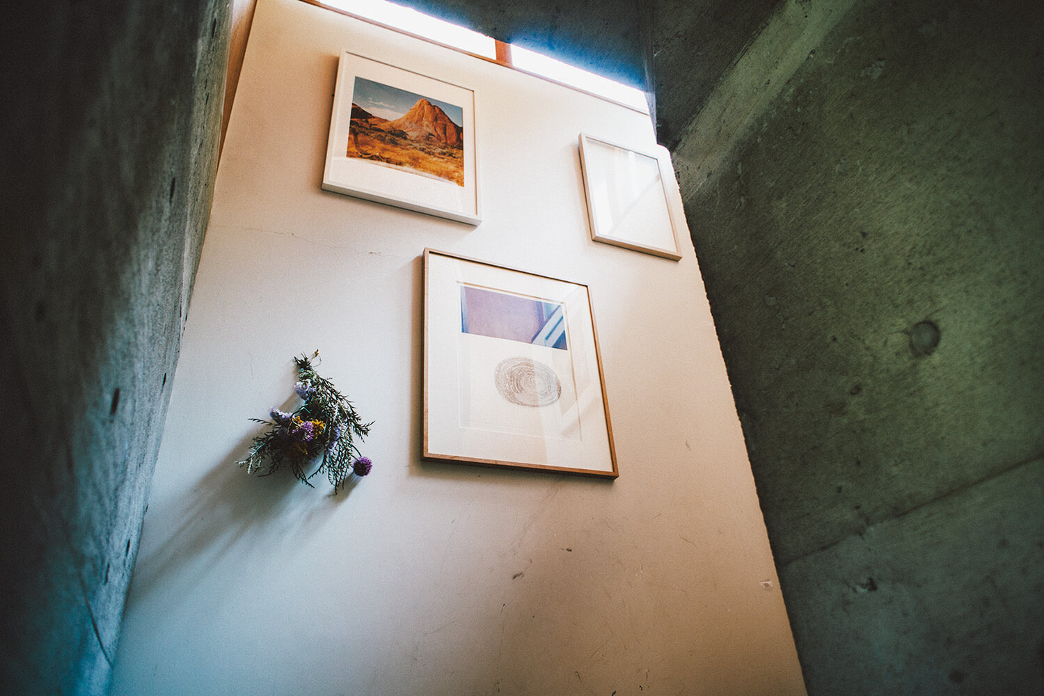 写真家・高橋ヨーコの自宅 階段壁麺
