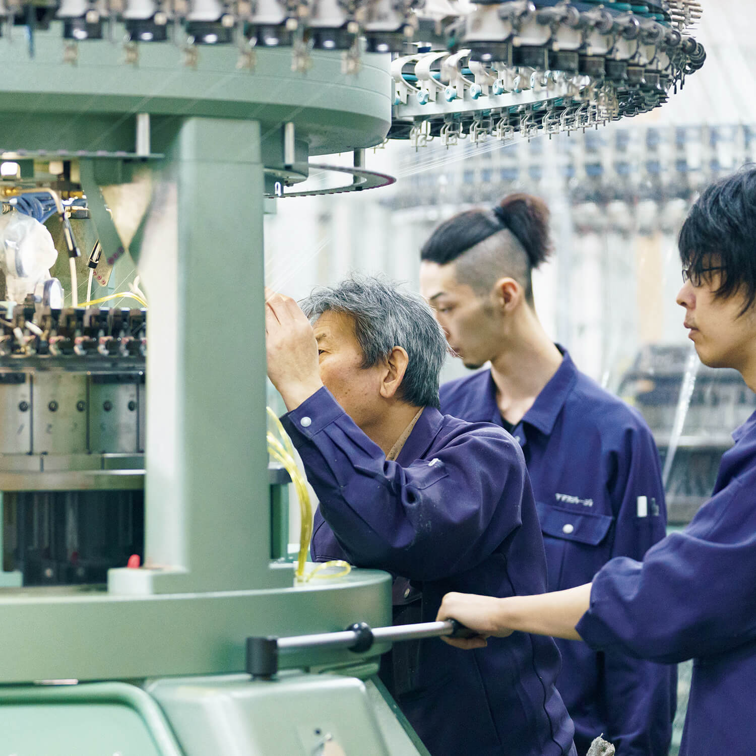 ファッションブランド〈ATON〉の製品を作る和歌山工場 大型の編み機を動かす作業風景