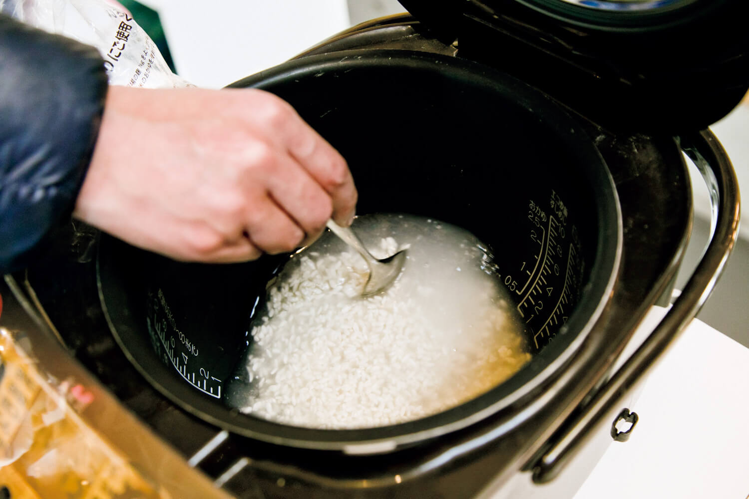 炊飯器で甘酒を作る作業風景