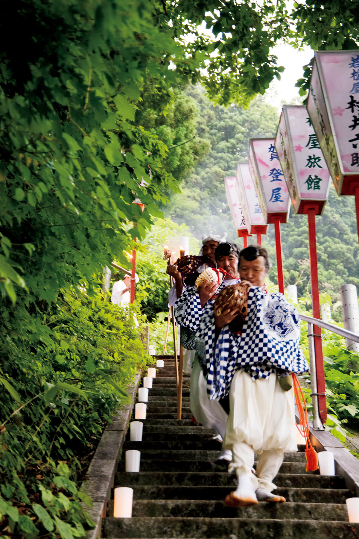 山伏姿の松明行列