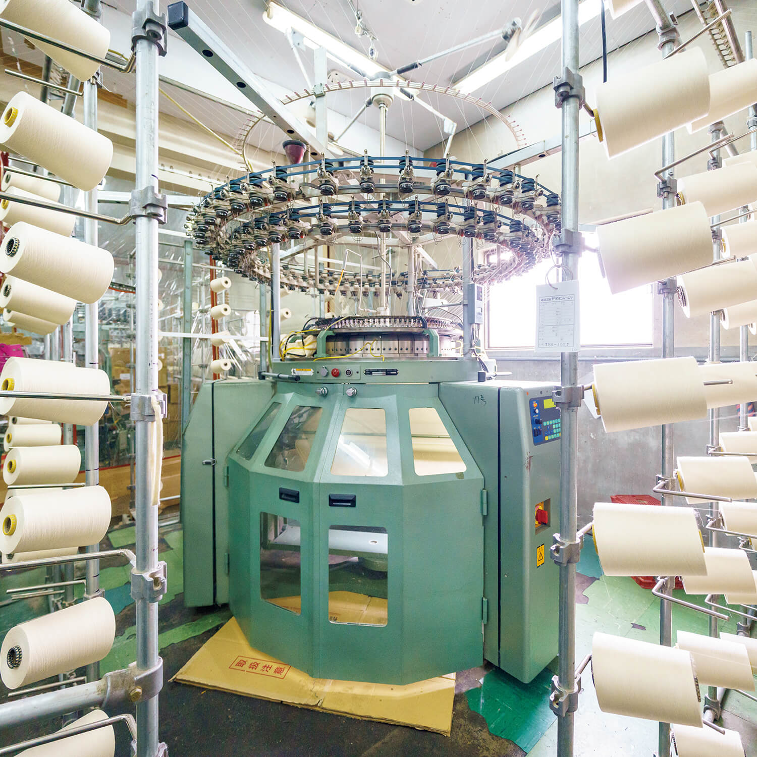 ファッションブランド〈ATON〉の製品を作る和歌山工場 丸編み機