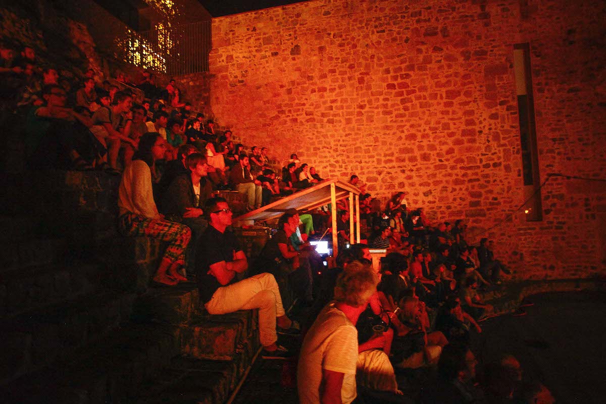 バスクでの映画祭で映画を観る観衆