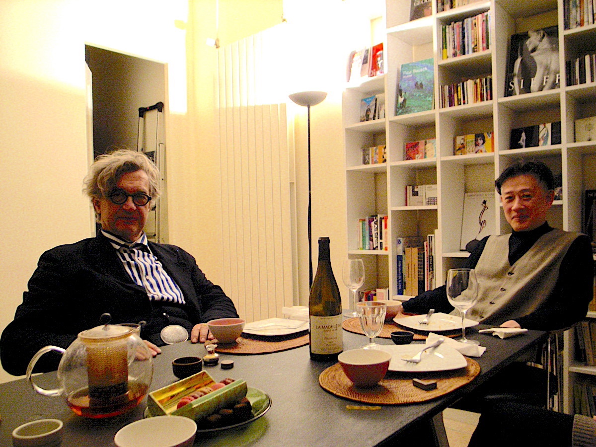 パリの自宅で談笑する三宅純とヴィム・ヴェンダース監督。