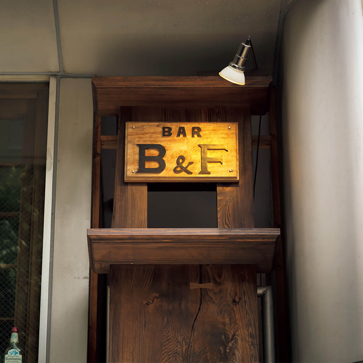 新宿〈BAR B&F〉入口サイン