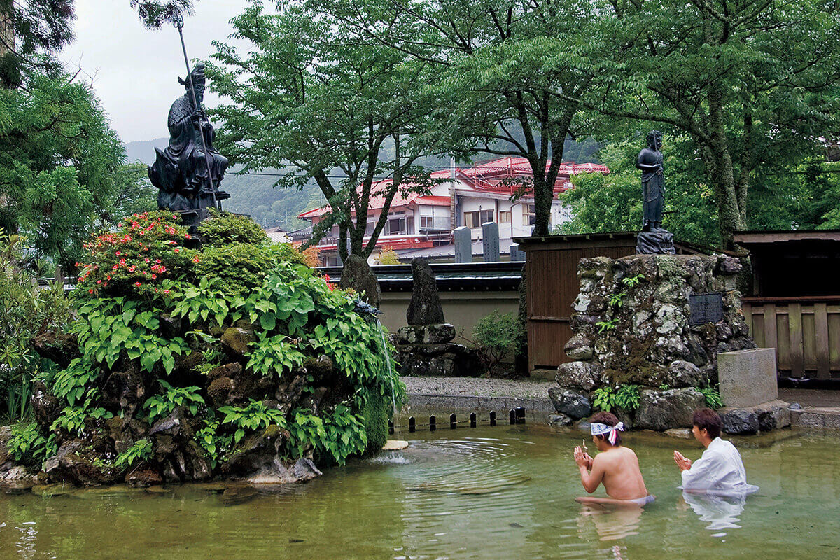 竜泉寺で厳しい水行を行う行者