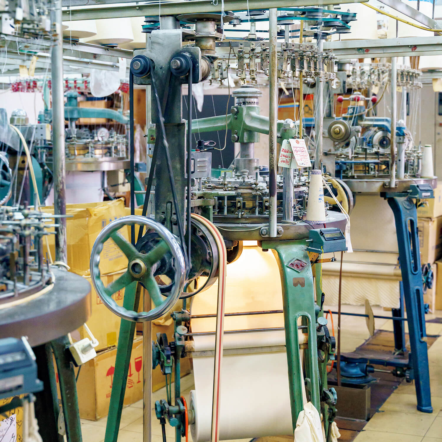 ファッションブランド〈ATON〉の製品を作る和歌山工場 丸編み機小寸