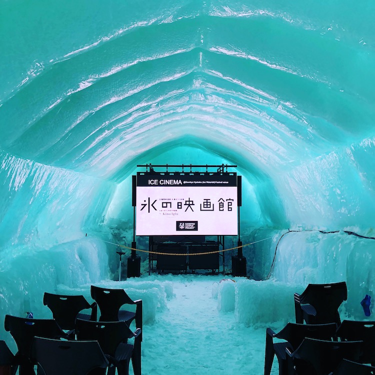 氷の映画館会場
