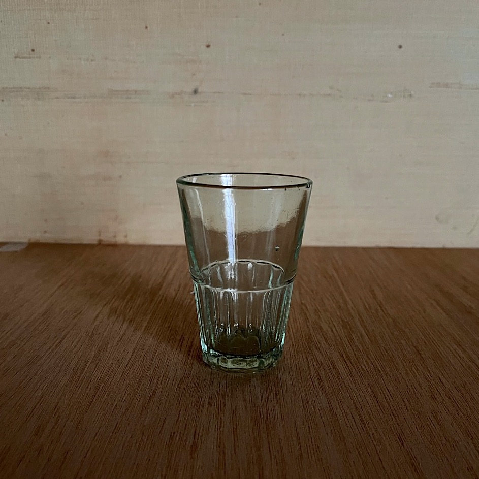 ガラクタ市で買ったガラスコップ