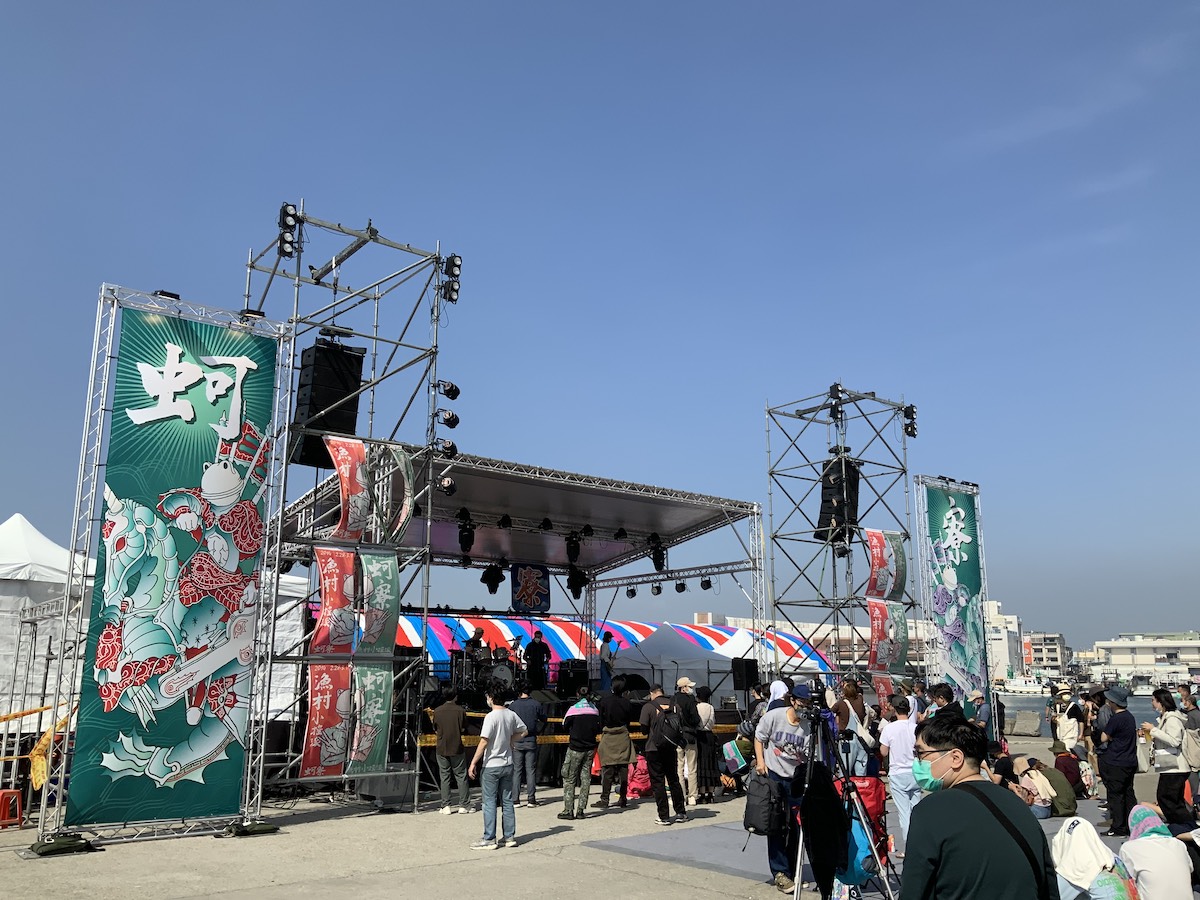 台湾の音楽フェス〈蚵寮漁村小搖滾〉の昼間の様子