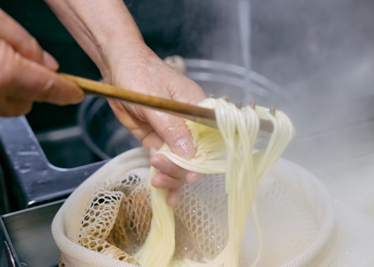 茹で上がりを指先でチェック