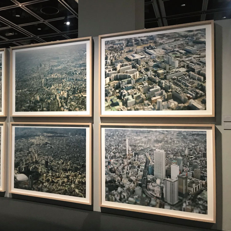 虚構に見える「東京」が放つ愛らしさ 東京都写真美術館で「本城直季 (un)real utopia」が開催