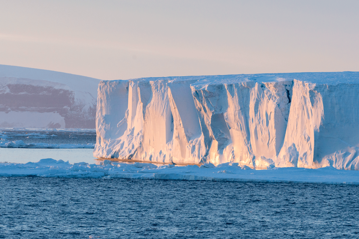 南極海峡_テーブル型氷山